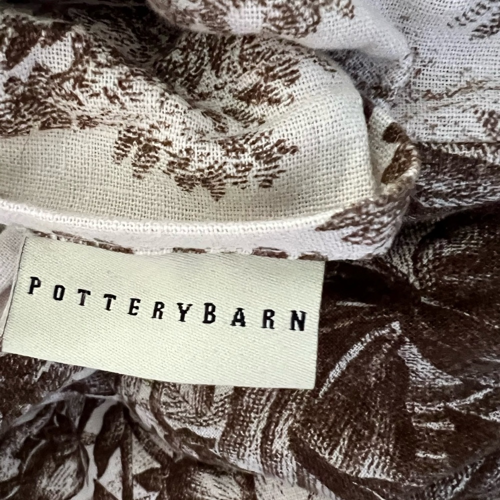 Great condition rarely used. Pottery Barn Linen Linen Toile Duvet Cover.
